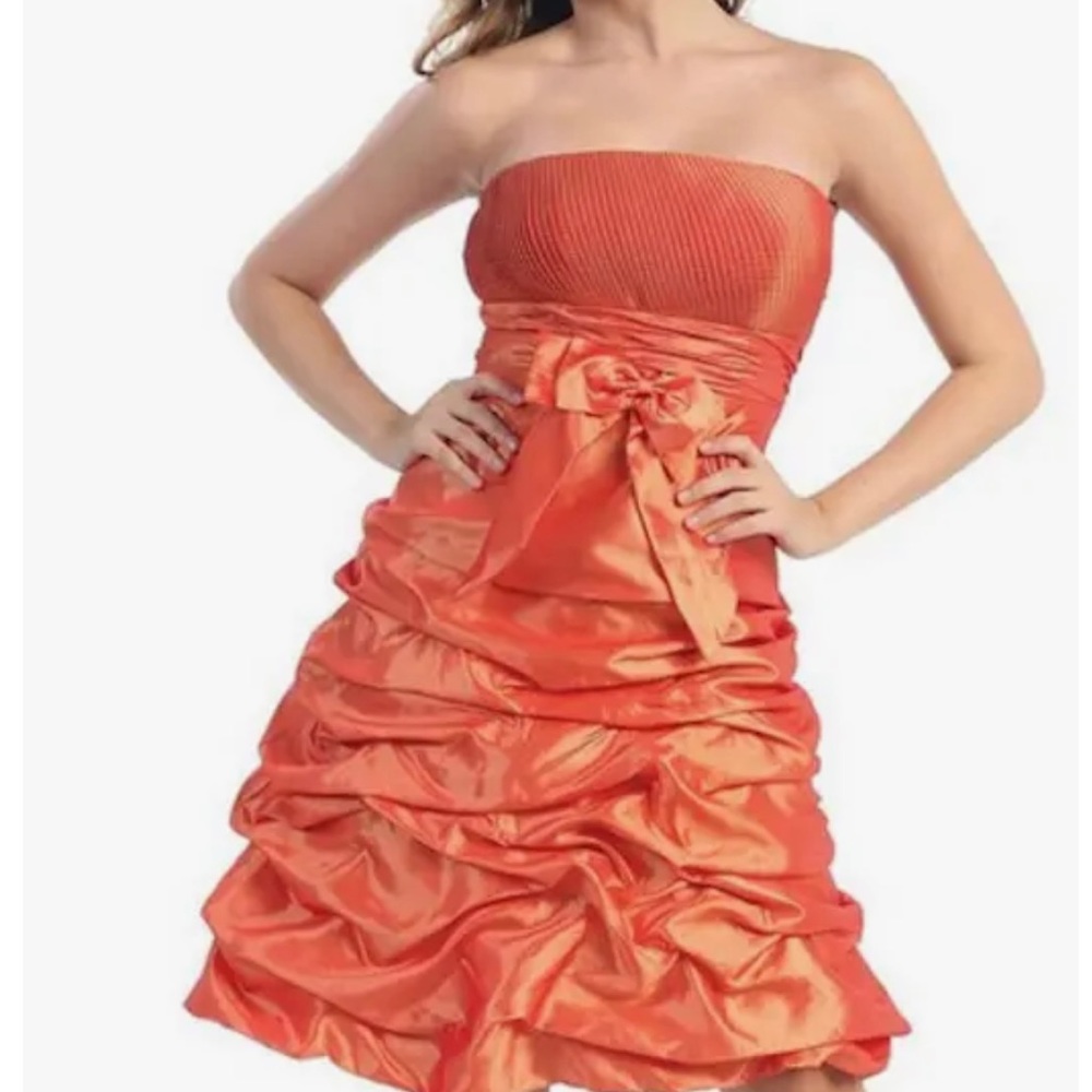 Rock the 80’s in this fun NWT ruched taffeta semi-formal by May Queen!